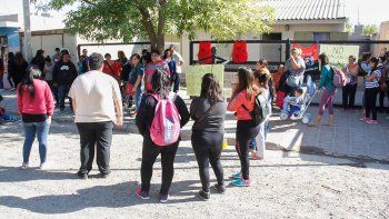 una familia se resiste al desalojo junto a sus vecinos