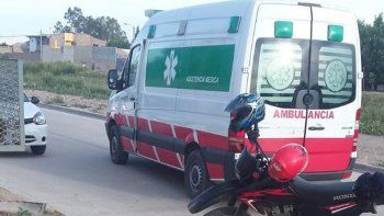 policia choco a un motociclista, se dio a la fuga y los vecinos de la zona lo persiguieron