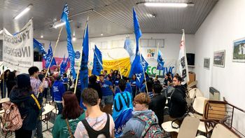 Los estudiantes, junto con distintas organizaciones que los acompañan, rechazan el desfinanciamiento de la UNCo.