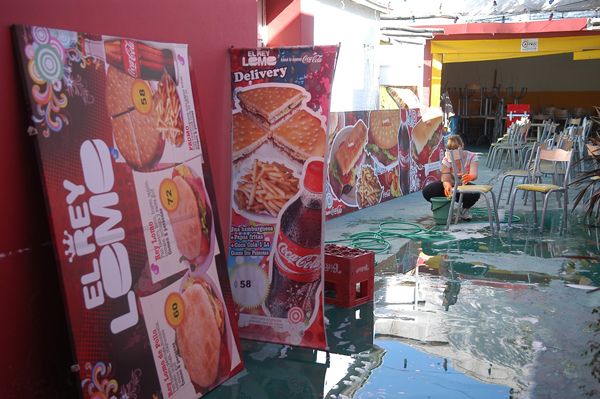 Arrojan bomba molotov contra un comercio