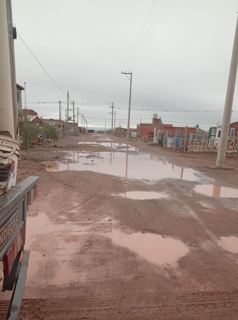 El mal estado de las calles por las recientes lluvias ha dificultado la provisión de agua potable con el camión cisterna del Municipio.
