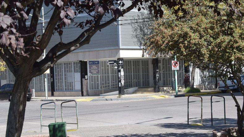 La Justicia de Familia avaló lo actuado por la SENAF y el menor quedará a cargo de su hermana, donde está cómodo y protegido. | LMCipolletti.com La Justicia de Familia avaló lo actuado por la SENAF y el menor quedará a cargo de su hermana, donde está cómodo y protegido.