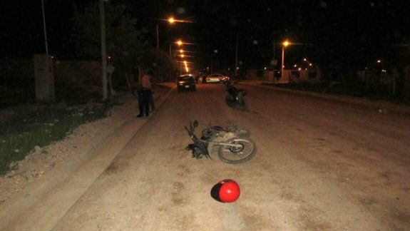 Motociclistas chocaron de frente y terminaron con múltiples fracturas