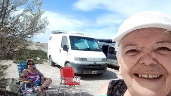 Alicia en primer plano, Clara más atrás y los Motorhome de ambas: una Ducato y una Kangoo.