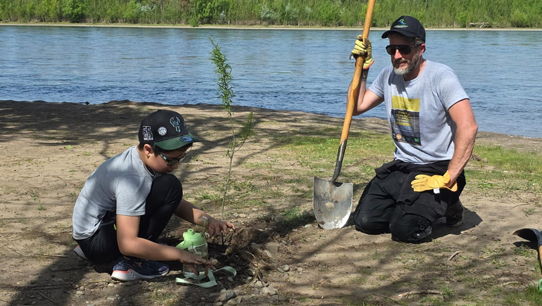 Los sauces criollos, habían sido plantados por alumnos de escuelas y voluntarios de la ONG para reforestar el margen del río. Los sauces criollos, habían sido plantados por alumnos de escuelas y voluntarios de la ONG para reforestar el margen del río.