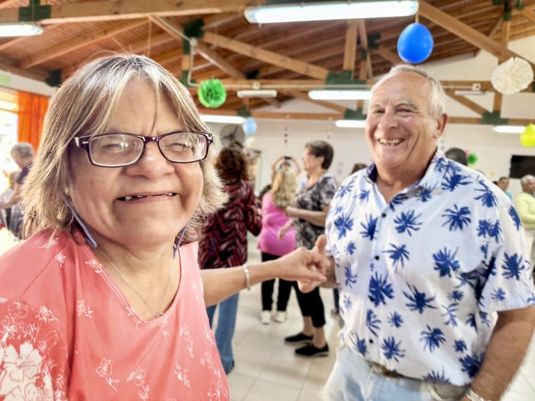 Los adultos mayores del CITE celebraron con un tradicional baile sus 33 años como institución. 