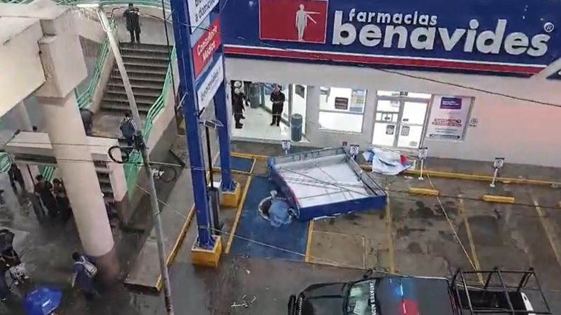Buscaba refugio en medio de una tormenta y murió aplastada por un cartel publicitario.