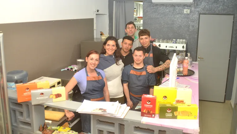 El joven junto al equipo de trabajo de Balcarce.