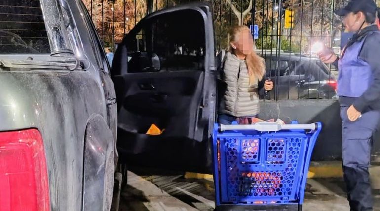 La pareja andaba en una costosa camioneta que habían dejado en el estacionamiento del súper