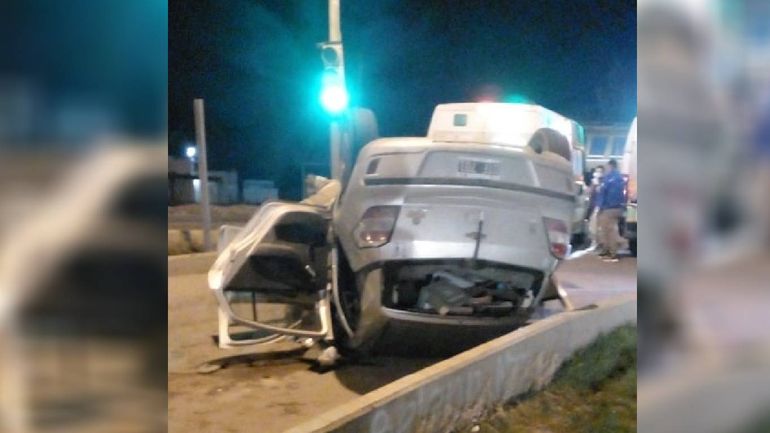 Escape, choque y vuelco: cómo se encuentran los ocupantes del auto