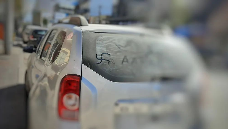 Le dibujaron una esvástica al coche de una periodista neuquina
