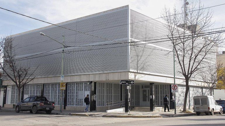 El Poder Judicial de Río Negro, autorizó a viajar a dos adolescentes con el solo permiso de la madre y sin la firma del padre. El Poder Judicial de Río Negro, autorizó a viajar a dos adolescentes con el solo permiso de la madre y sin la firma del padre.
