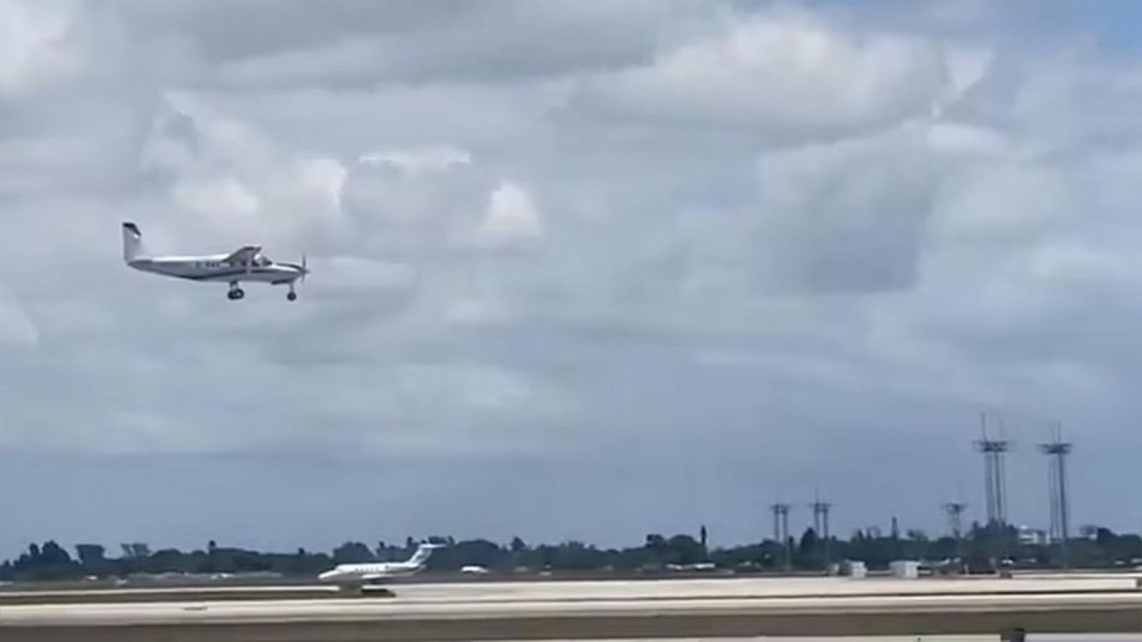 El piloto se desvaneció y un pasajero inexperto tuvo que aterrizar