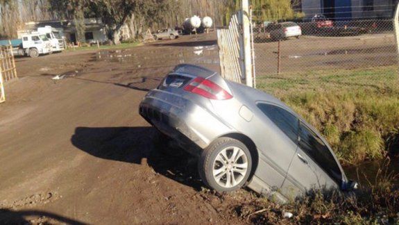 A pesar de la caída en el desagüe, el lujoso Mercedes Benz no resultó con daños importantes y fue retirado con mucho cuidado.