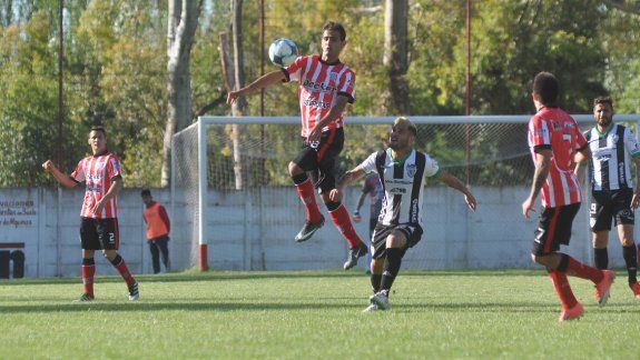 Giménez en la marca de la mitad de cancha de un Cipolletti que no tuvo el mejor rendimiento ante el último de la tabla.