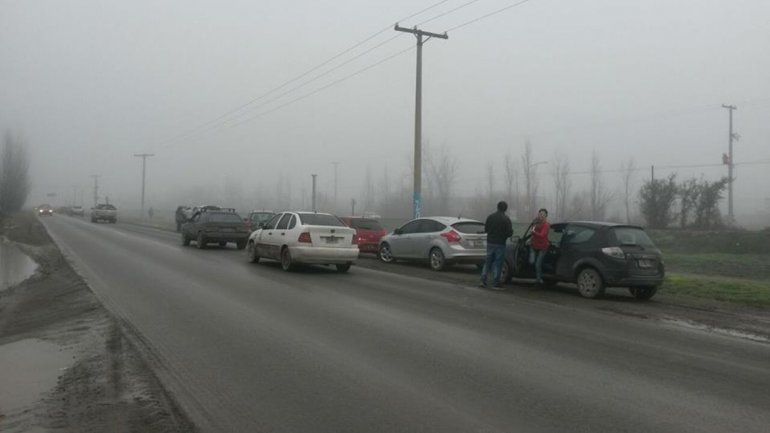 Por la niebla cinco autos chocaron en cadena en ruta chica