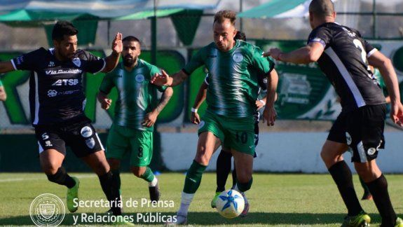 Mellado y Jara sobre la marca de Fernández, el 10 de Camioneros. Foto prensa Club Camioneros.
