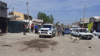 La policía intervino para frenar el caos y ayudar a las mujeres heridas. La agresora escapó.