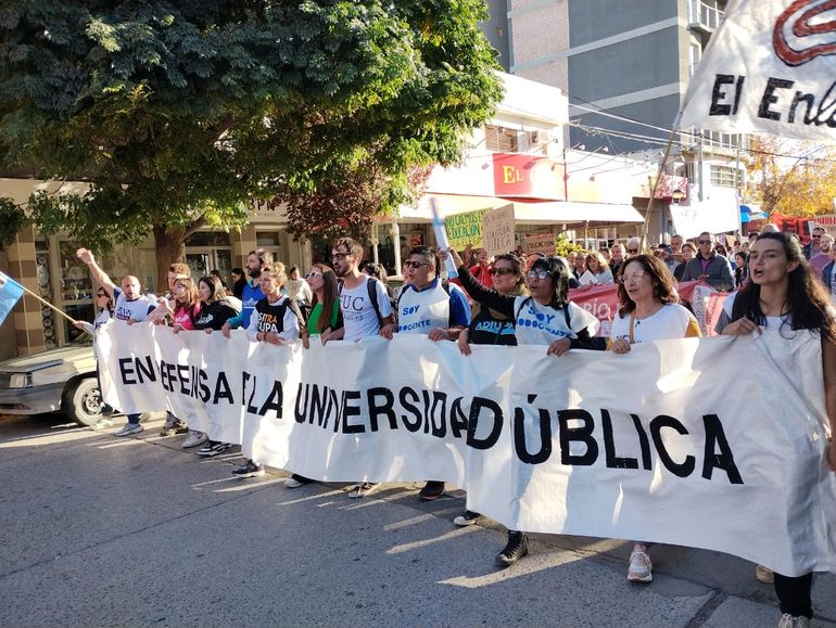 En General Roca, estudiantes del IUPA, la Universidad de Río Negro y la Universidad del Comahue, encabezaron la marcha.