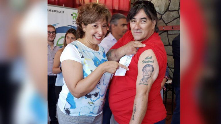 Agradecidos por ayudar a su hija, se tatuaron el rostro de Weretilneck