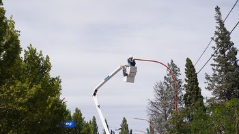 La Muni, Provincia y Edersa anunciaron la compra y colocación de nuevas luces LED.
