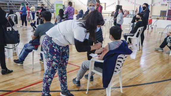 Ingresó a la Legislatura de Río Negro un proyecto que busca endurecer la obligatoriedad de completar esquemas de salud para niños, niñas y adolescentes.
