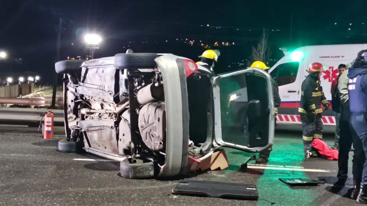 Dos heridos en un vuelco provocado por el hielo sobre la ruta