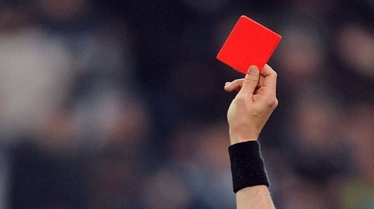 Un árbitro de un certamen amateur denunció una salvaje agresión por parte de varios jugadores. Uno fue individualizado y acordó un primer resarcimiento. Pero hay otros acusados aún no ubicados.&nbsp;