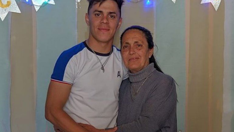 Gracias a la comunidad, Matías logró juntar el dinero para trasladar a su mamá fallecida a Chaco