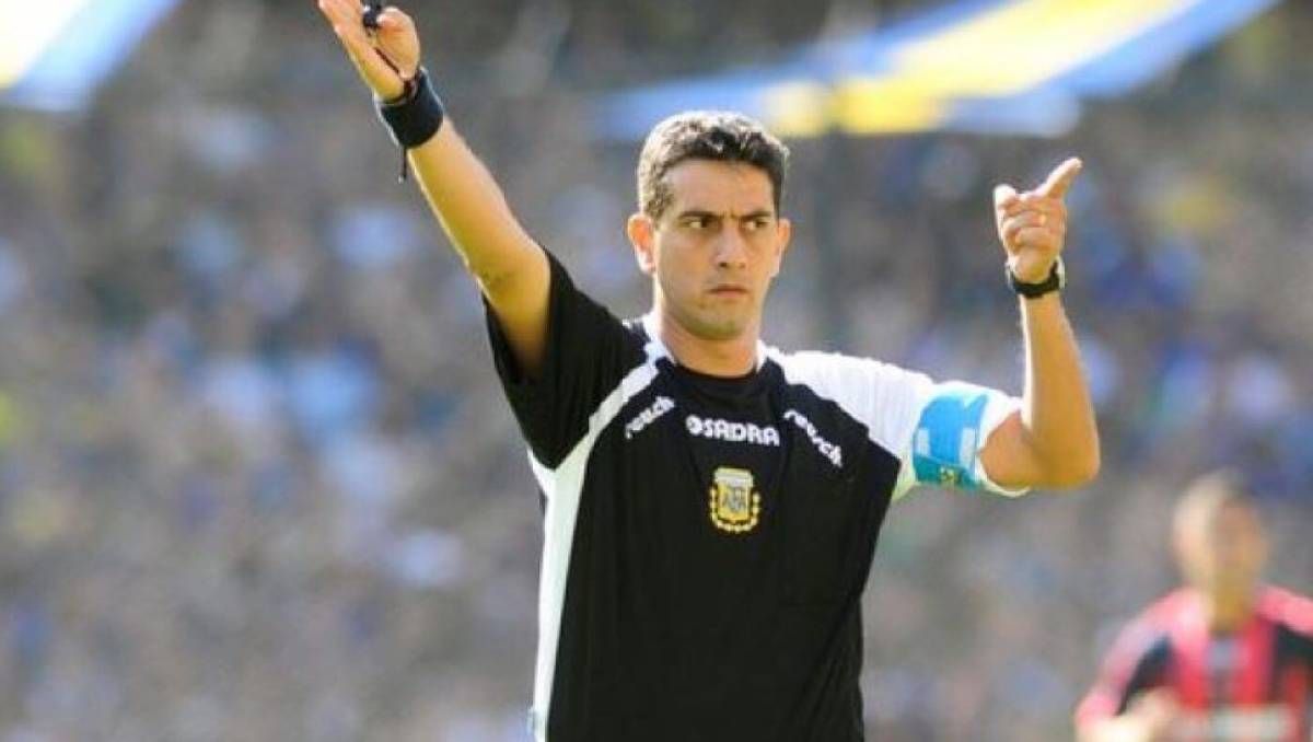 A Sergio Pezzotta no le quedó otra que sacarle roja directa a Juan Krupoviesa.