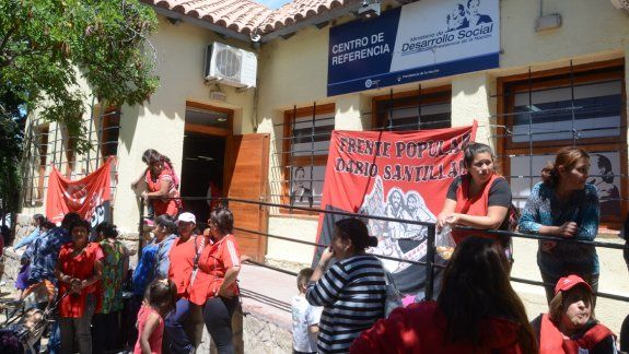 La protesta se realizó en la sede neuquina de Desarrollo Social.