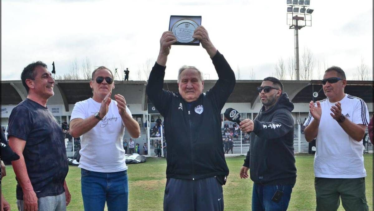 El homenaje que le realizó el club Cipolletti, con la presencia de Chala Parra, el Ruso Homann, entre otros.