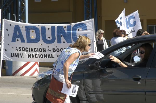 Volanteada de los docentes universitarios de la UNCo