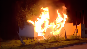 El fuego tomó por complejo la vivienda. Bomberos debieron arrojar abundante agua para apagarlo.&nbsp;