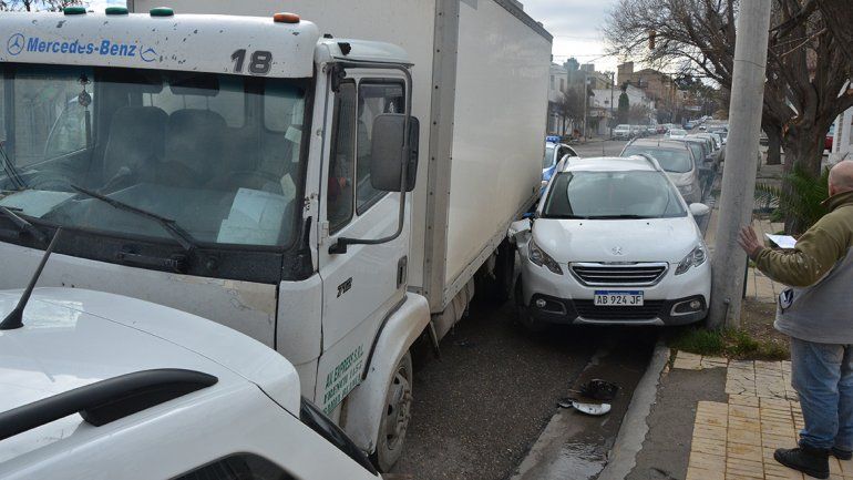 Camionero se quedó sin frenos y chocó dos autos