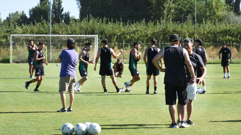 Cipolletti entrena en diferentes predios, algo que está lejos de lo ideal para un equipo profesional. Fotos: Antonio Spagnuolo