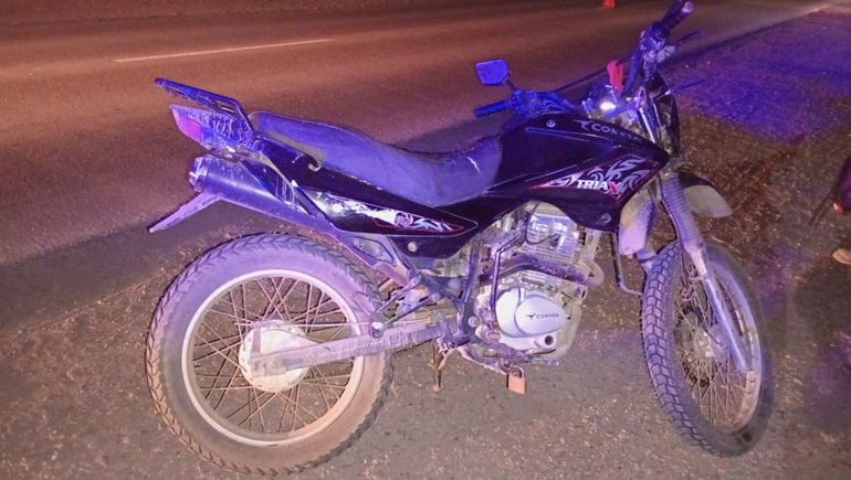 La moto tenía pedido de secuestro por estar denunciada como robada. El conductor fue imputado.