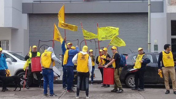 Denuncian que la echaron porque se afilió al sindicato de Comercio