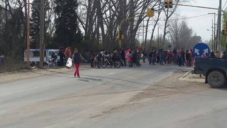 Vecinos del Barrio Obrero A cortaron ayer la Circunvalación para pedir que se avance con la expropiación de las tierras que ocupan.