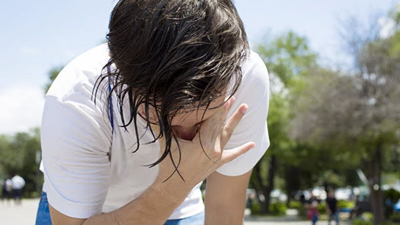 Hidratación, ropa adecuada, resguardarse del sol con algunas de las medidas para prevenir un golpe de calor.