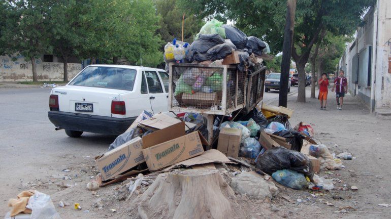Los barrios amanecieron colmados de basura por el fin de semana largo