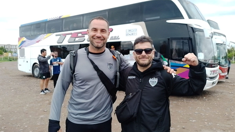 Germán Alecha y todos los pasajeros de los dos micros varados recuperaron la sonrisa y ya están en viaje.