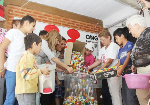 Niños solidarios juntan tapitas por María Paz
