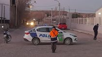 El asesinato ocurrió esta tarde en el horario de salida de la Escuela 63 de Cinco Saltos.