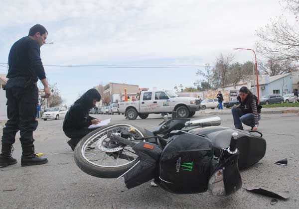 Choque entre un motociclista y un taxi