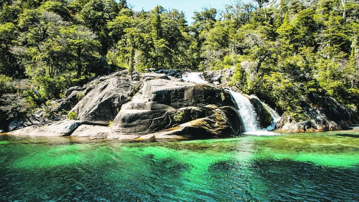 Murió una mujer tras sufrir una caída en una cascada del Nahuel Huapi