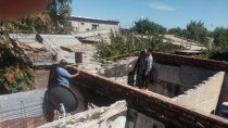 vecinos solidarios levantan una casa destruida por el fuego