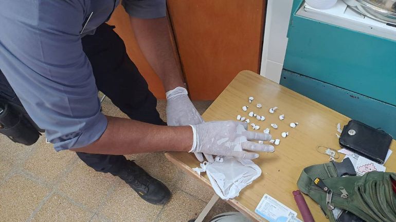 La Policía contabilizó 20 envoltorios con un total de 9.7 gramos de cocaína, un gramo de marihuana y dos porros. La Policía contabilizó 20 envoltorios con un total de 9.7 gramos de cocaína, un gramo de marihuana y dos porros.