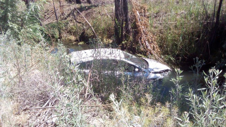 Choque en cadena: un auto terminó dentro del desagüe en Guerrico