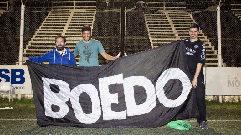 Sebastián (remera verde) con otros hinchas albinegros en uno de sus viajes a la ciudad para ver a Cipo.